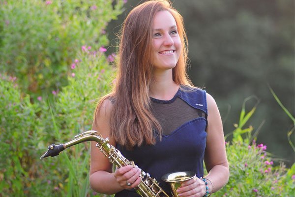 Saxofoniste Leonique | Artiest huren bij Swinging.nl