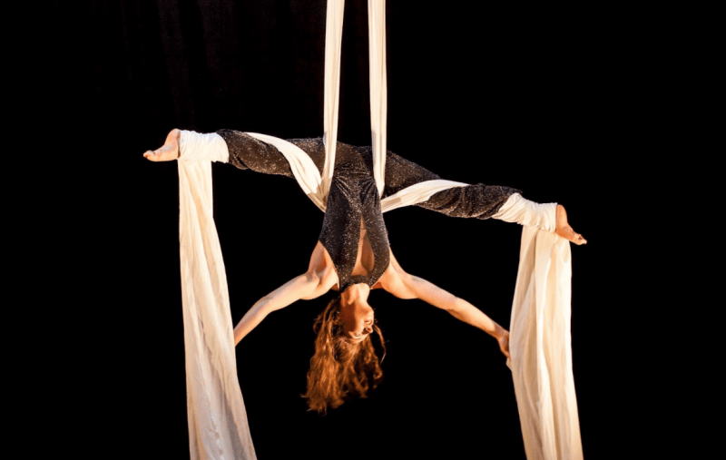 Acrobatiek in de lucht | Artiest huren bij Swinging.nl