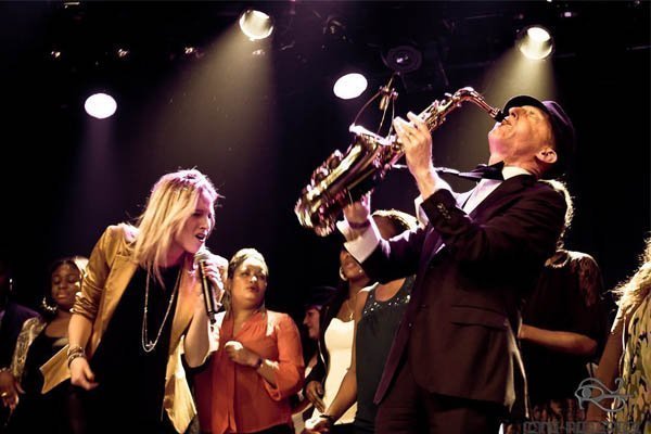 Paula Leek met sax en DJ | Artiest huren bij Swinging.nl