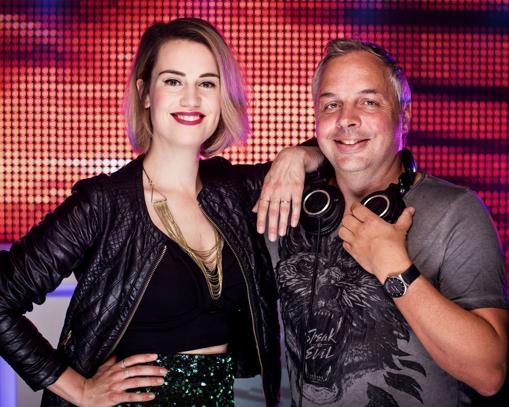 DJ and Lady Laura | Artiest huren bij Swinging.nl