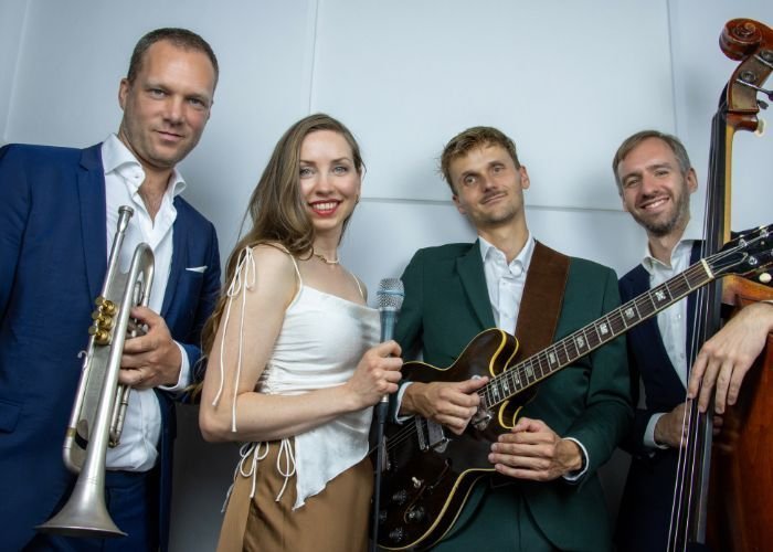 Simone’s Suits | Artiest huren bij Swinging.nl