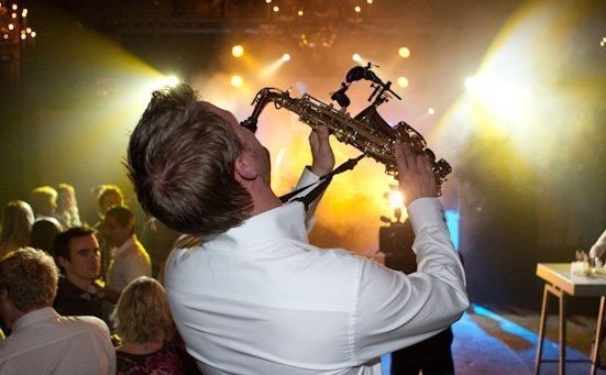 DJ & HORNS | Artiest huren bij Swinging.nl