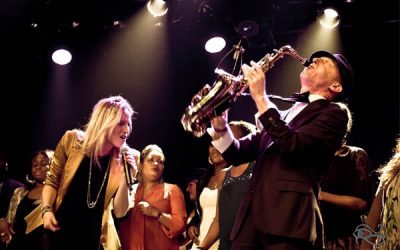 Zangeres Paula Leek met saxofonist