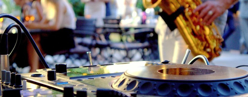 Een DJ op je trouwfeest? Hier zijn onze tips | Swinging.nl