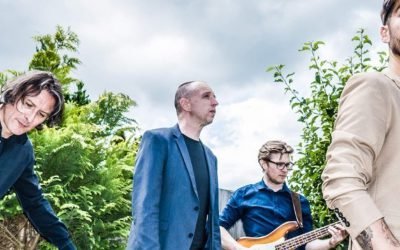 De leden van de band COOL! op een tuinfeest dat wordt geoorganiseerd