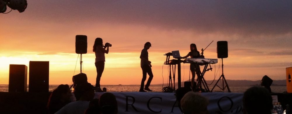 Een band die speelt op een zomer themafeest