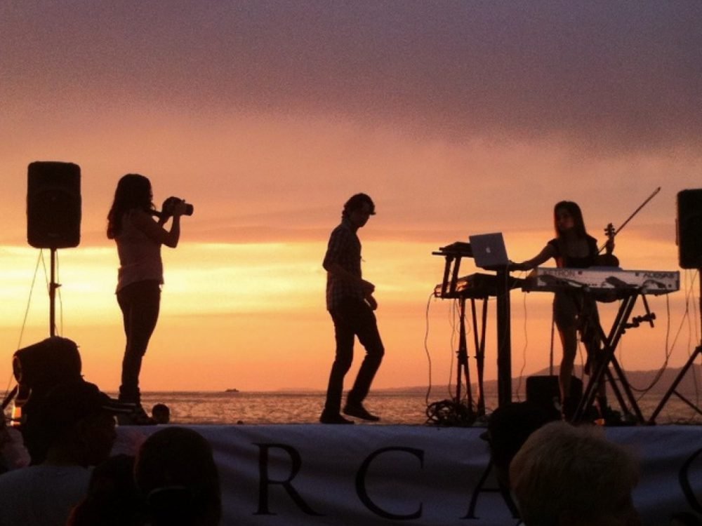 Een band die speelt op een zomer themafeest