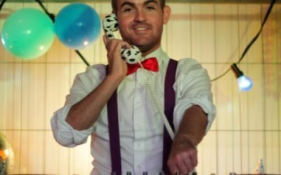 Feest DJ Nekkos draait op een bar gemaakt van Heinekenkratten – party DJ boeken bij Swinging.nl