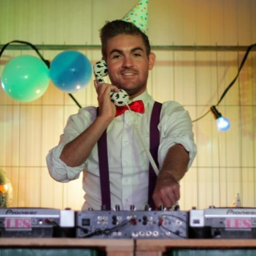 Feest DJ Nekkos draait op een bar gemaakt van Heinekenkratten – party DJ boeken bij Swinging.nl